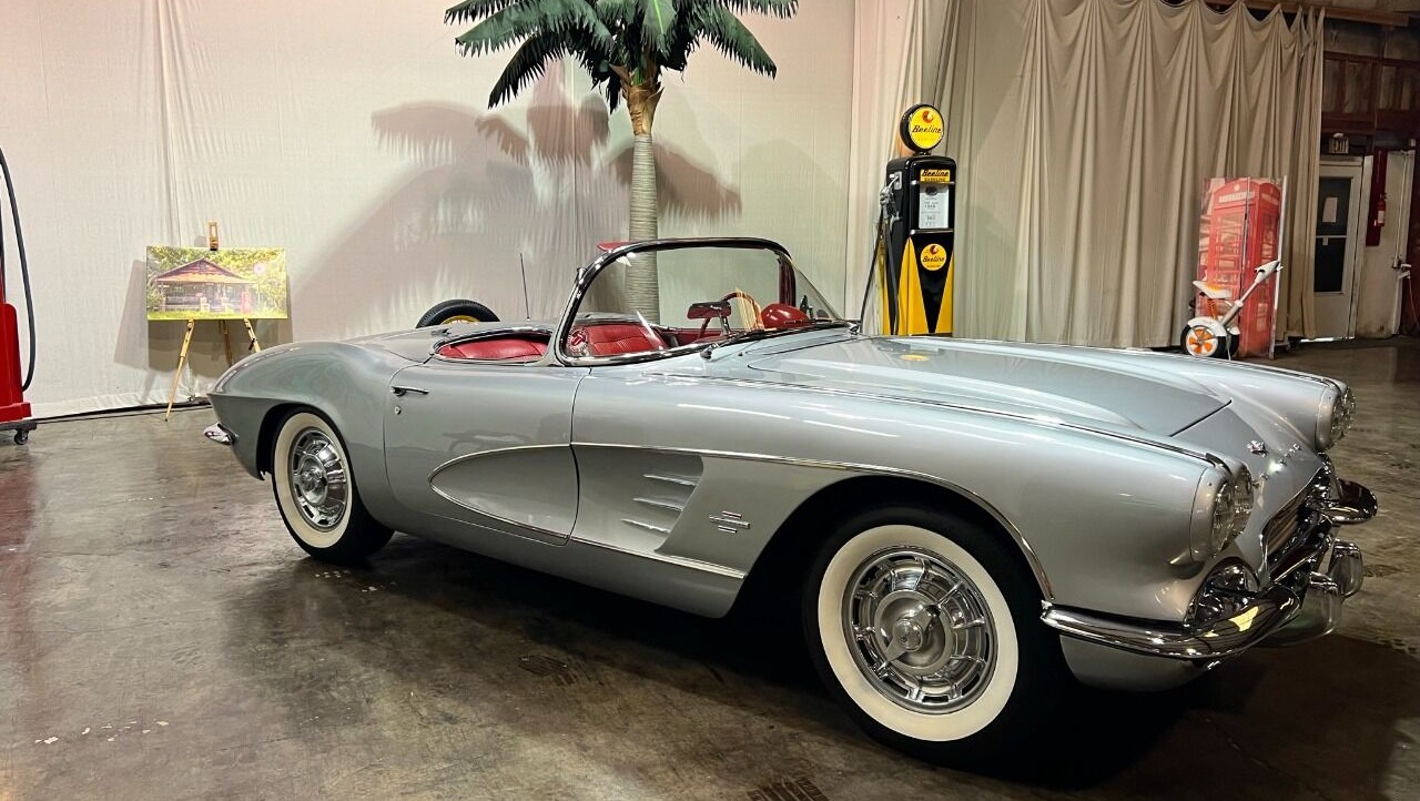 Click to Enlarge-Esc to Close Corvette Generations/C1/C1 1961 Silver convertible.jpg